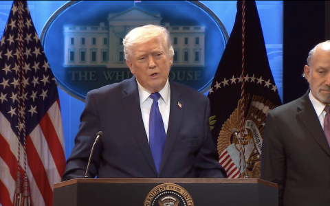 特朗普宣布10%全球关税，此前美国最高法院限制紧急权力