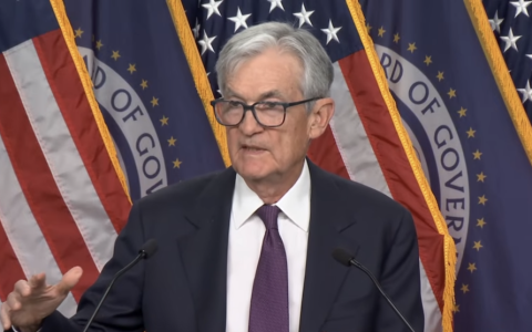 美联储维持利率不变，称地缘政治不确定性影响前景