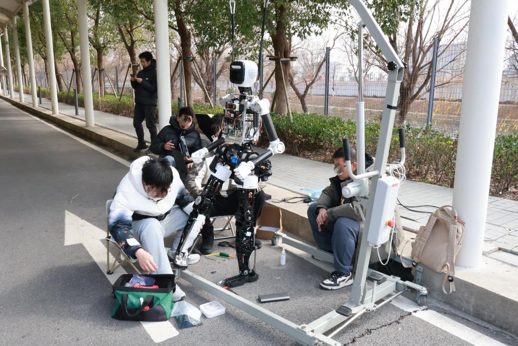 人形机器人在2026年4月19日于北京参加半程马拉松比赛
