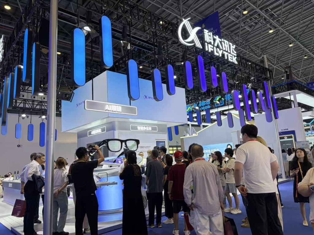 人工智能眼镜、飞行汽车在中国消费博览会亮相