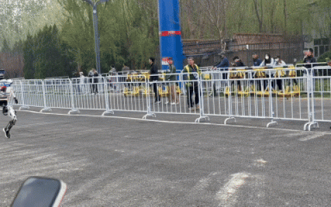 人形机器人在2026年4月19日于北京参加半程马拉松比赛